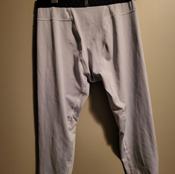 Under Armour Heat Gear 3/4 Leggings Size medium (26) - Picture 2 of 4